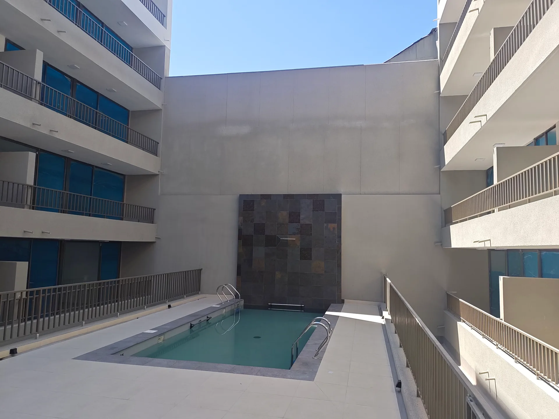 Piscina en patio interior Edificio García Reyes Santiago Centro